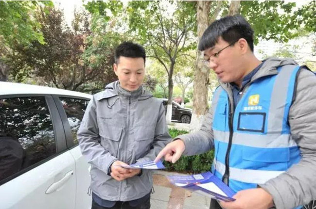 工作人员引导市民下载使用淄博慧停车APP 工作人员引导市民下载使用淄博慧停车APP