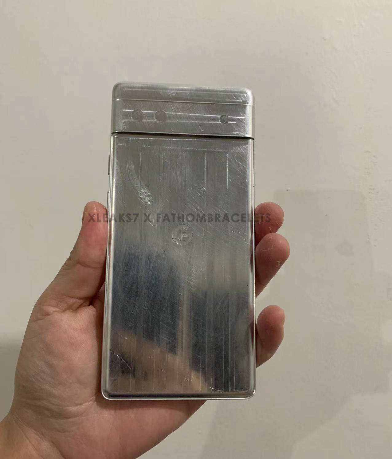 谷歌 Pixel 6a 机模曝光:摄像头模组不变,预计传感器降级