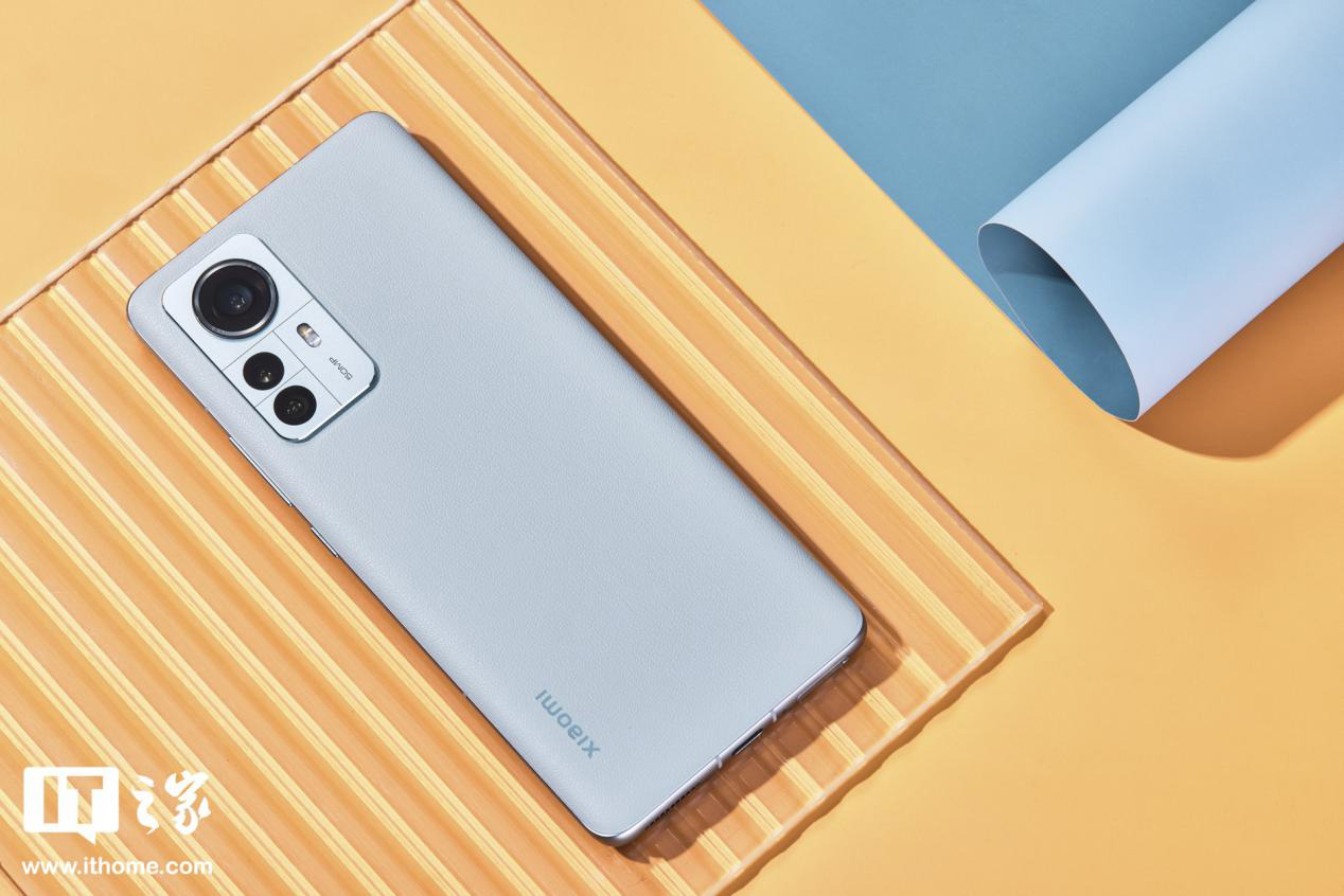 小米 12 Pro 首发图赏:用清淡的素皮,包裹澎湃的骁龙