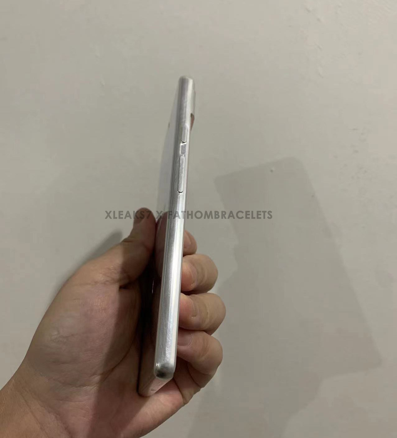 谷歌 Pixel 6a 机模曝光:摄像头模组不变,预计传感器降级