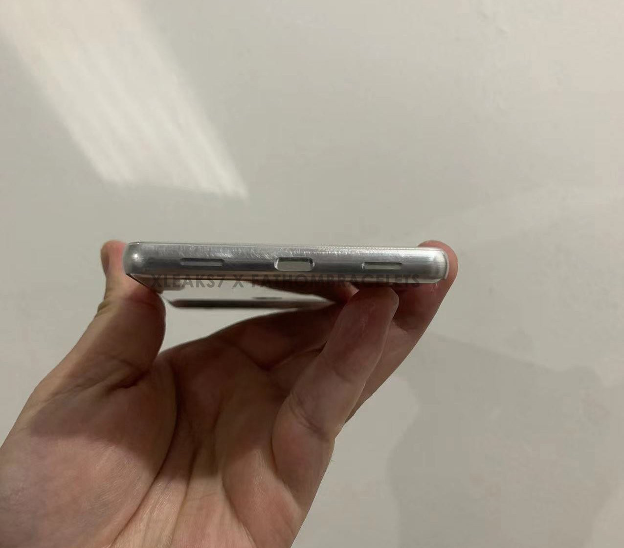 谷歌 Pixel 6a 机模曝光:摄像头模组不变,预计传感器降级