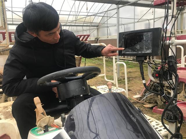 江西高安市种粮大户黄敏在展示农机上加装的自动导航系统 江西高安市种粮大户黄敏在展示农机上加装的自动导航系统