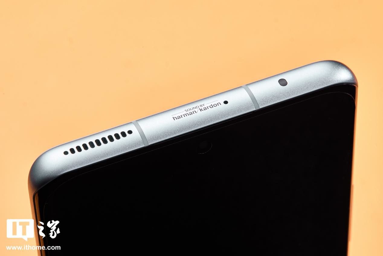 小米 12 Pro 首发图赏:用清淡的素皮,包裹澎湃的骁龙