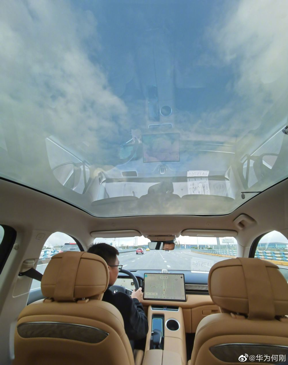 华为何刚体验 AITO 问界 M5，称智能座舱交互设计上市汽车里第一
