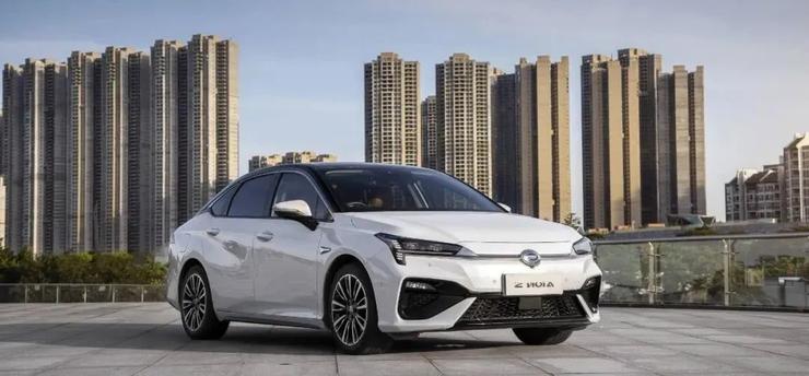 小鹏 P5 如何重新定义「智能家轿」?丨多维度对比评测