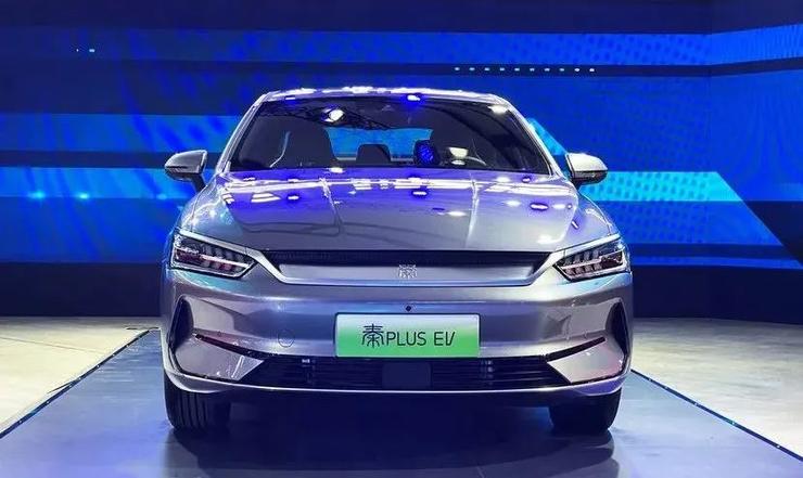 小鹏 P5 如何重新定义「智能家轿」?丨多维度对比评测