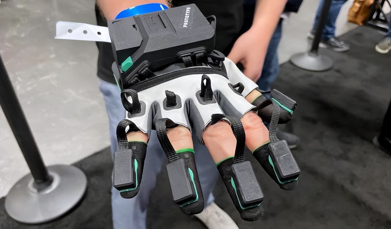 Manus亮相最新VR力反馈手套，提供更精确手指追踪