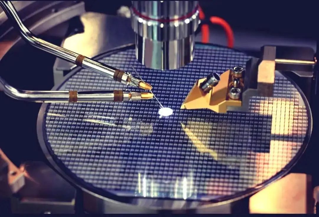 拳打ASML!俄罗斯自研超越EUV级别的光刻机是在“吹牛X”吗?