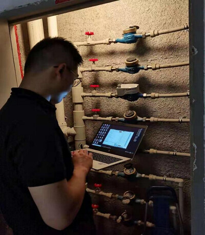 在甘肃省天水市，技术人员正在安装测试智能水表