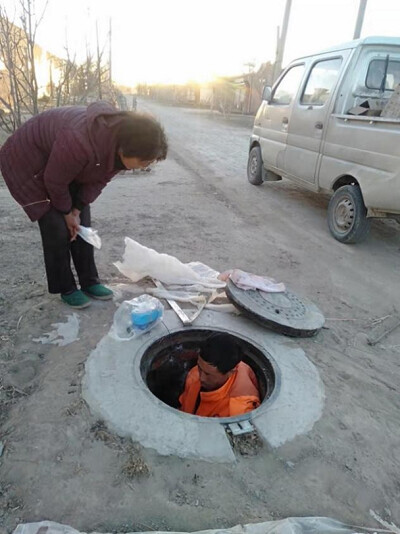 在甘肃省武威市民勤县，技术人员正在安装测试智能水表