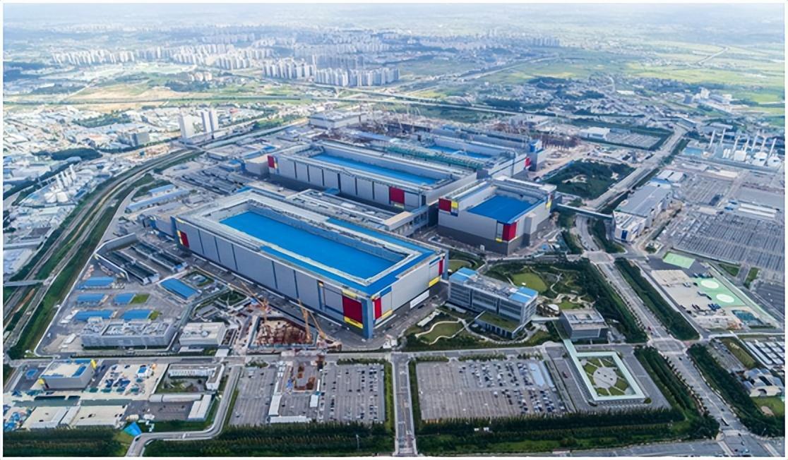 在美国大幅限制芯片技术向中国出口之际,三星希望在中美之间寻求双赢方案 在美国大幅限制芯片技术向中国出口之际,三星希望在中美之间寻求双赢方案