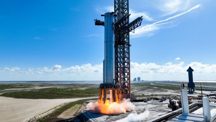 SpaceX同时点燃14个火箭发动机 获得创纪录的710万磅推力