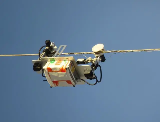 新疆：智能机器人高压线上带电“上岗”