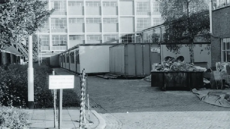 ASML 于 1984 年在荷兰 Eindhoven 飞利浦办公大楼外的一个漏水棚子里开发了第一台光刻系统