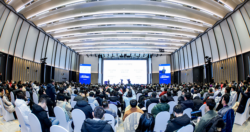 端到端智驾燃爆中关村!2025首场自动驾驶峰会圆满落幕,清华李升波教授、理想智驾一号位给出研判