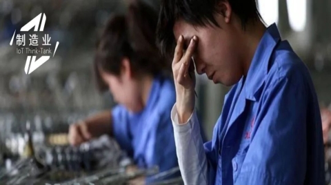 人大代表鼓励年轻人“少送外卖多进工厂”，网友吵翻天：真的只是钱的问题么？