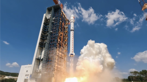 我国首款柔性太阳翼卫星成功发射：银河航天灵犀03星，验证低轨宽带卫星通信