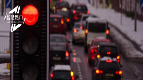 新版“九宫格红绿灯”被骂上热搜，官方辟谣！路口这点儿事还得交给智能化