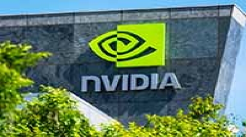 英伟达是如何成为AI芯片霸主的？