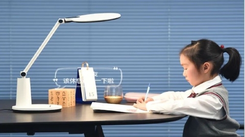 萤石智家护瞳AI学习台灯：支持视觉AI算法语音智能提醒功能