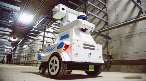 守护智慧城市“大动脉” 探访天津首个综合管廊巡检机器人调试现场