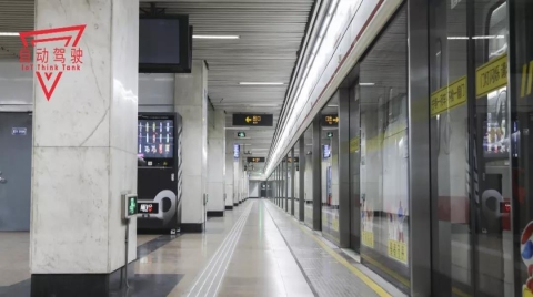 自动驾驶“背锅”？上海地铁乘客被屏蔽门夹住身亡，谁来为悲剧担责？