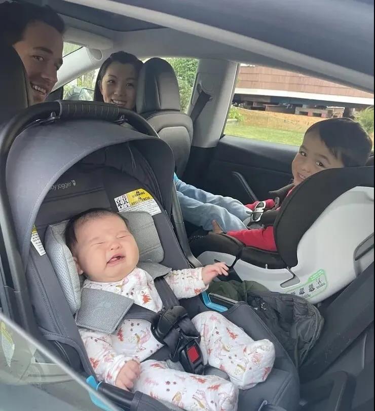 特斯拉自动驾驶立功:女子在车上诞下婴儿 特斯拉自动驾驶立功:女子在车上诞下婴儿