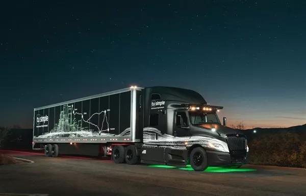 图森未来完成了全球首次无人驾驶重卡公开道路全无人测试