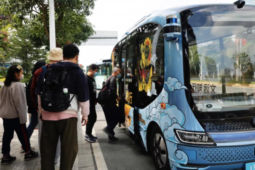 文远知行全无人驾驶小巴在广州开放运营