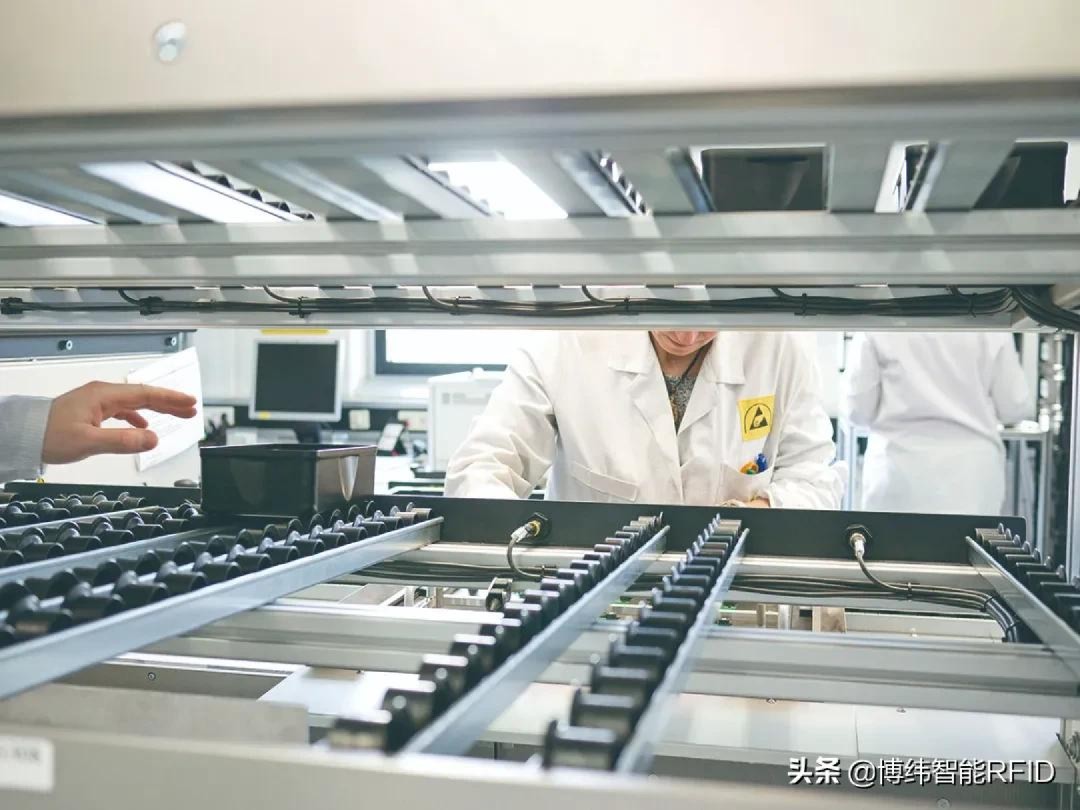 两个货架系统都可以从后面装入新元件,无需中断生产过程 两个货架系统都可以从后面装入新元件,无需中断生产过程