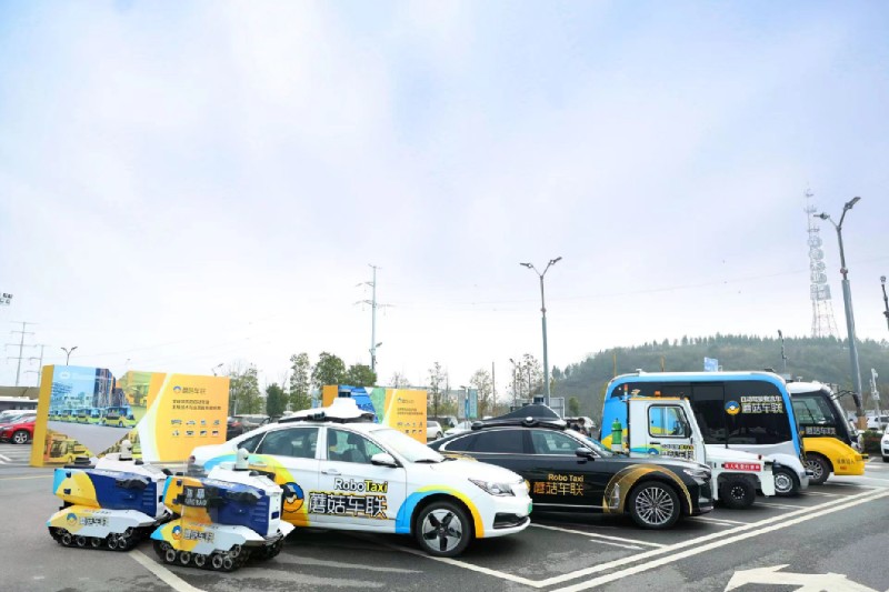 蘑菇车联自动驾驶城市公共出行和公共服务车队