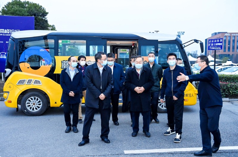 李毅中、李克强院士一行乘坐体验蘑菇车联自动驾驶公交车 李毅中、李克强院士一行乘坐体验蘑菇车联自动驾驶公交车