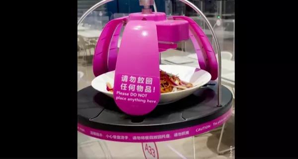 加拿大记者赞叹冬奥村送餐机器人 加拿大记者赞叹冬奥村送餐机器人