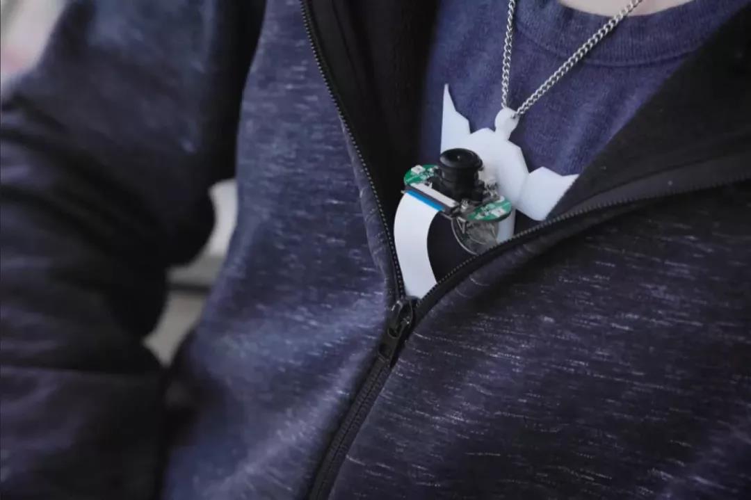 Speechin项链可识别佩戴者的无声语言 Speechin项链可识别佩戴者的无声语言