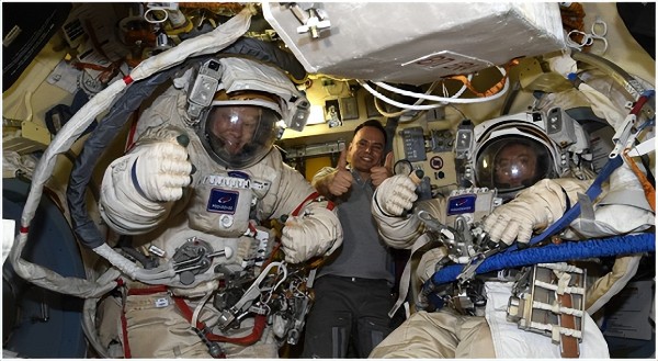 俄罗斯宇航员将于今晚进行太空行走，为欧洲机器人手臂安装三个扶手