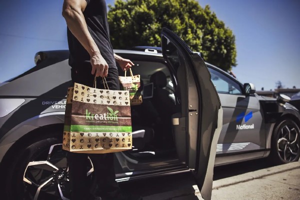 外卖公司Uber Eats本周一推出两个自动驾驶送货试点项目