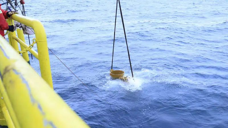 哈工大团队研发国内首套海洋结构物水下无损检测机器人