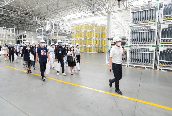 嘉宾参观中国一汽红旗繁荣工厂 嘉宾参观中国一汽红旗繁荣工厂