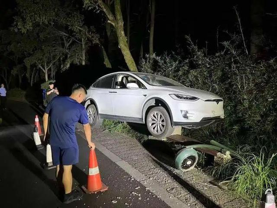 酒驾后撞路灯 车主：我坐副驾 特斯拉“自动驾驶”开的