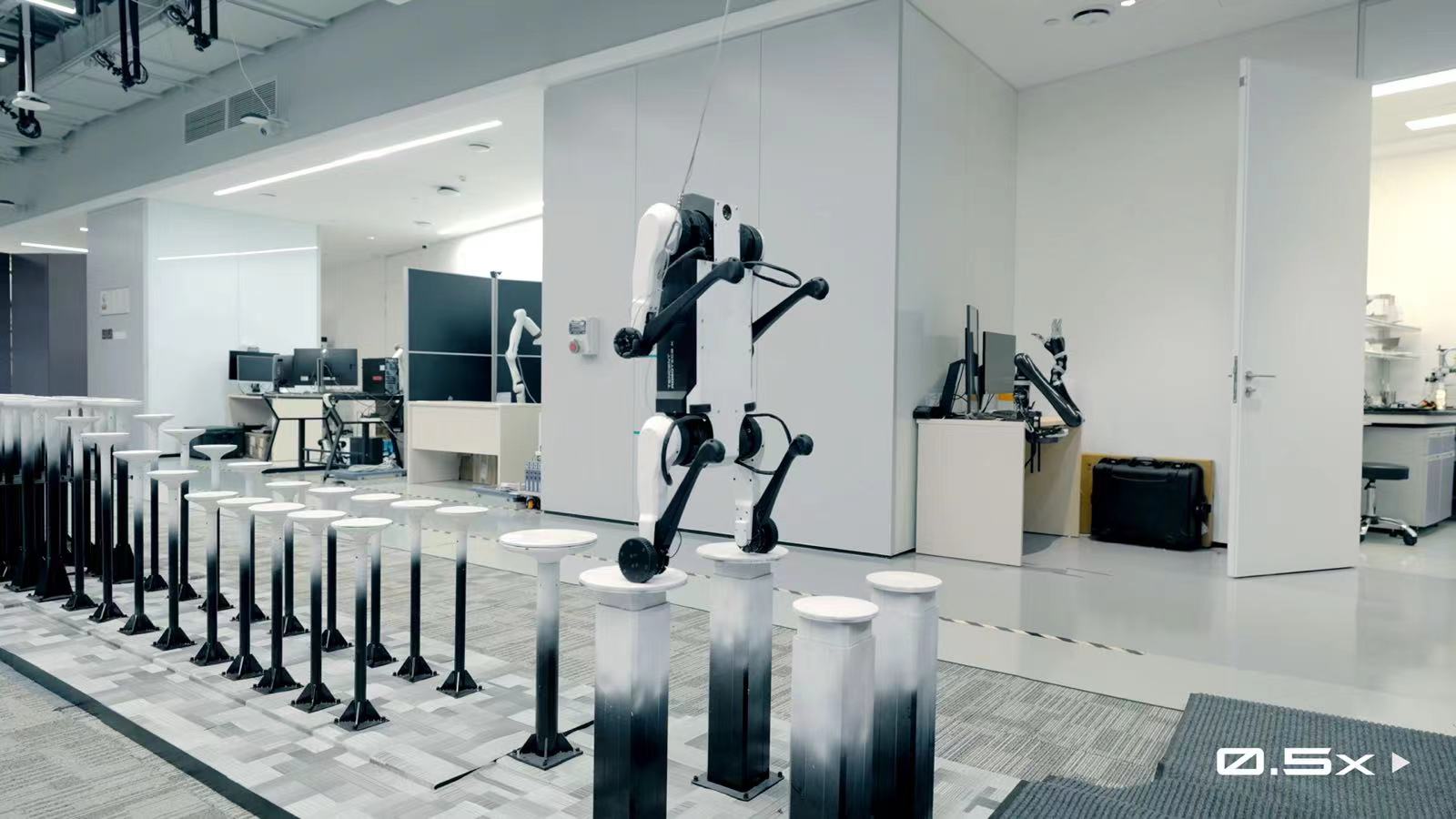 腾讯发布四足机器人Max二代版本，梅花桩上完成跳跃、空翻