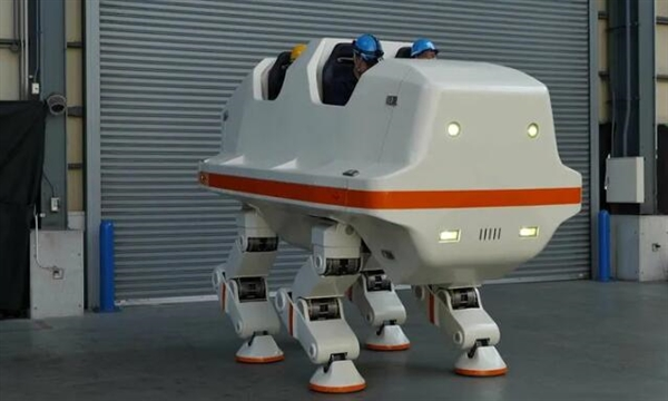 日本打造出世界首款可载4人的4足机器人